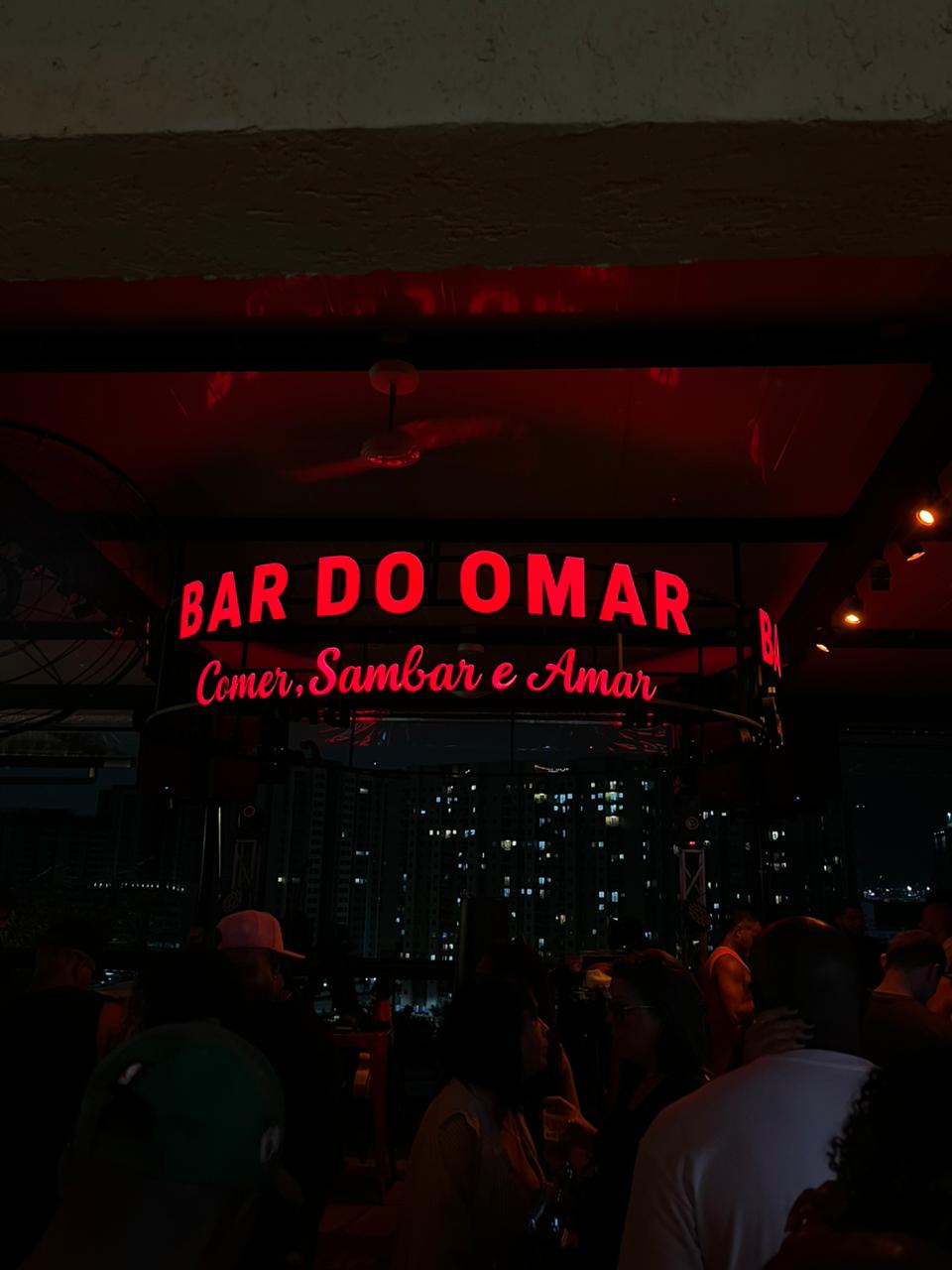 Fachada com revestimento em ACM e letreiro LED