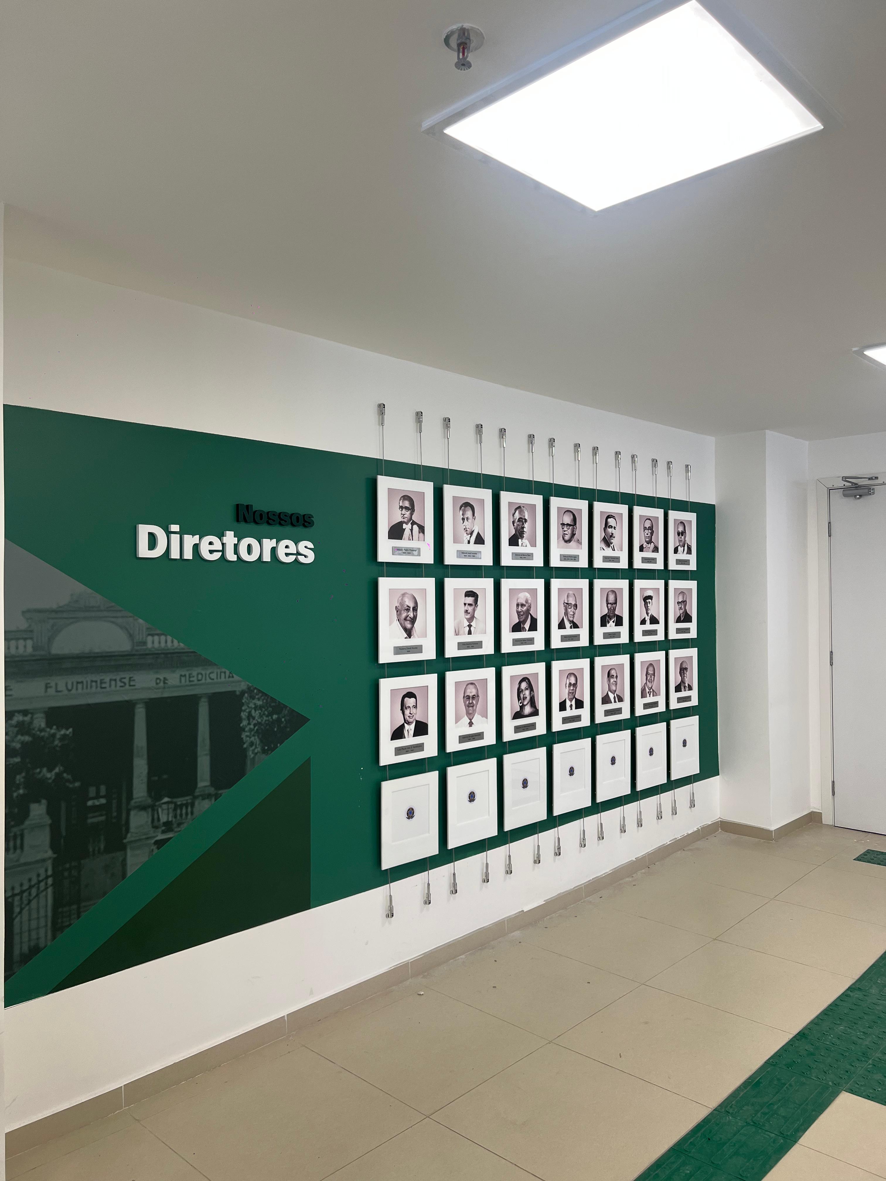 Placas em fachada de grande porte